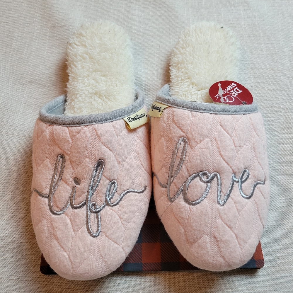 Dearfoams Womans Slippers Love Life Size 5-6 Small NWT